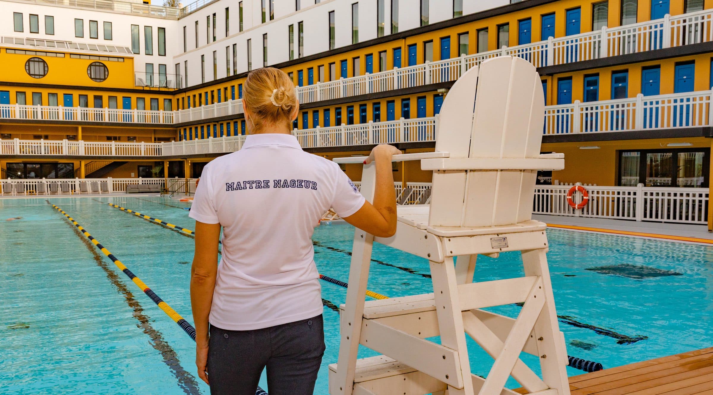Maître-nageur de dos, polo « maître nageur », devant le grand bassin